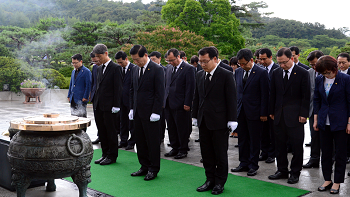 서울시의회 의원이18일(금) 오전 국립서울현충원을 찾아 현충탑 및 전직 대통령 묘역을 참배하고 있다.