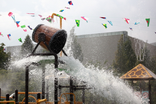 시원한 물줄기를 뿜어내는 물놀이장