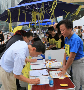 7일 세월호 생존자 가족과 시민들이 광화문광장에서 세월호 특별법 제정을 위한 천만인 서명운동을 벌이고 있다.