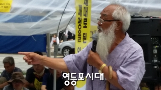 국민농성에 참여한 문정현 신부가 12일 오후 제대로된 세월호 특별법 제정을 촉구하고 있다.