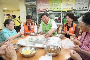 ▲ 작년 추석 엘림요양원을 방문해 어르신과 함께 송편을 빚고 있는 조길형 구청장과 목련회 회원  Ⓒ영등포구
