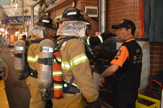 영등포소방서 관계자들이 각종 안전점검을 실시하고 있다. &copy;영등포소방서