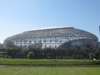 '15년 들어서는 국내 최초의 돔구장인 '고척 돔야구장'