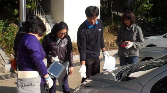 2013. 10월 실시한 여성운전자 자동차 정비교실 모습  &copy;영등포구