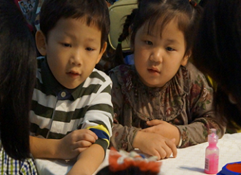 그림그리기 차례를 기다리는 아이들