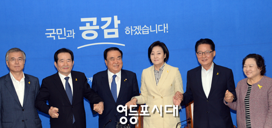 9월 22일 오전 새정연 비대위원들이 제1차 회의에 앞서 기자들에게 포즈를 취하고 있다.