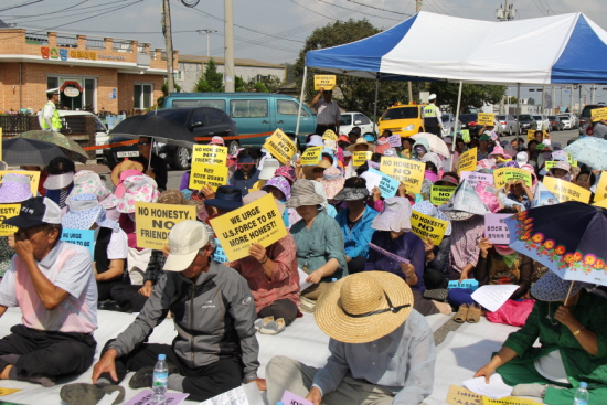 26일 오후 군산 미군 부대 앞에서 송전철탑반대 40차 기도회가 열렸다.  &copy;새만금송전철탑반대공동대책위원회