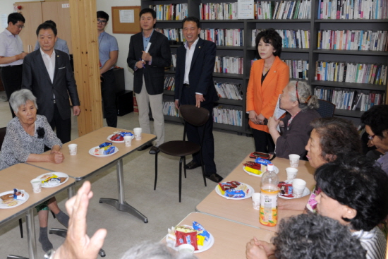 주민설명회에 참석해 주민들의 의견을 수렴하고 있는 김용범(왼쪽 앞줄 두 번째 ) 영등포구의회 행정위원장 ©영등포구의회 