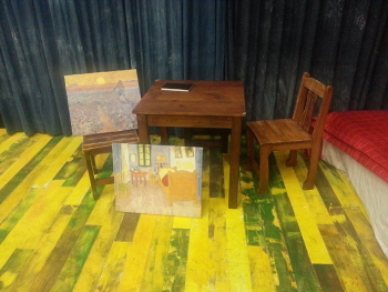 고흐의 노란 방을 재현하는 무대, 객석을 뒤덮는 까마귀 영상의 강렬한 엔딩이 인상적이다