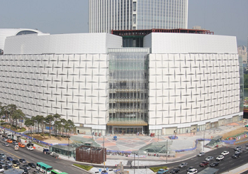 저층부 임시사용 ‘조건부 승인’을 받은 제2롯데월드 Ⓒ서울시