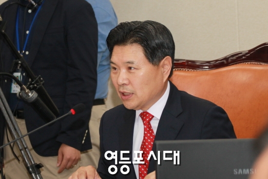 홍문종 미래창조과학 방송통신위원회 위원장이 8일 국회에서 열린 한국원자력안전기술원 등에 대한 국정감사를 주재하고 있다.   &copy;안영혁 기자 