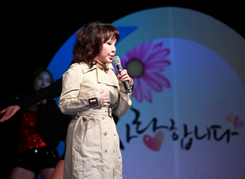 2013년 구민사랑 콘서트에 출연해 열창하는 가수 김수희 &copy;영등포구
