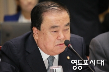 박원순 시장에게 최근 각종 여론조사를 보면 여야를 통틀어서 차기 대권후보 1순위로 오르내리고 있는데 어떻게 생각하느냐고 물어 장내를 긴장시킨 새정치민주연합 문희상 의원 ⓒ안영혁 기자 