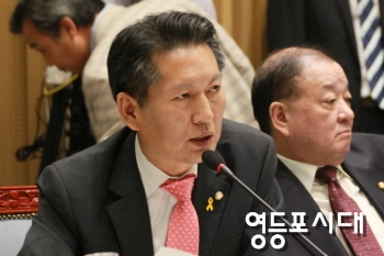 국정감사 폐지를 요구하는 서울시지부 공무원 노조는 헌법을 부정하는 것이냐고 질타하고 있는 새정치민주연합 정청래 의원 ⓒ안영혁 기자