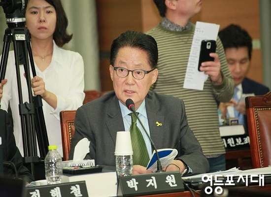 카카오톡 이석우 대표로부터 “향후 어떤 방법으로도 실시간 감청 장비를 갖춰서 제공하지는 않겠다는 약속을 받아낸 새정치민주연합 박지원 의원 ⓒ안영혁 기자