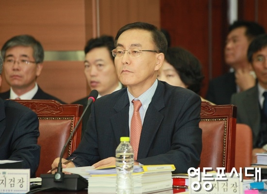 새누리당 박민식 의원의 카카오톡 감청 영장과 압수수색에 대한 공개요청에 대해 “통신비밀보호법상 영장 공개는 곤란하다”고 답변하는 김수남 서울중앙지검장   ⓒ안영혁 기자