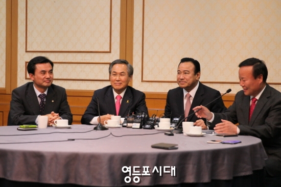 새누리당 김재원 원내수석 대표(오른쪽)가 인사말을 통해 새정치민주연합 우윤근 원내대표에게 “잘 모시겠다.”며 덕담을 건네고 있다. &copy;안영혁 기자