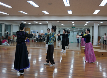  연희극을 무대에 올리기 위해 연습하고 있는 단원들 ©영등포문화원