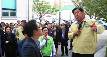 토론 중인 조길형 구청장  ⓒ영등포구