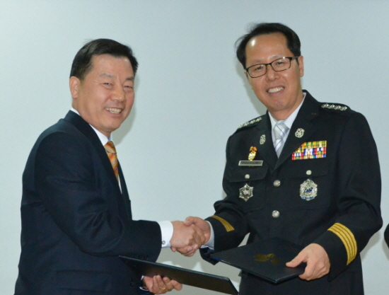 정회진 영등포우체국장(오른쪽)과 이홍섭(왼쪽) 영등포소방서장(오른쪽)이 구조 활동 지원을 위한 MOU를 체결했다.