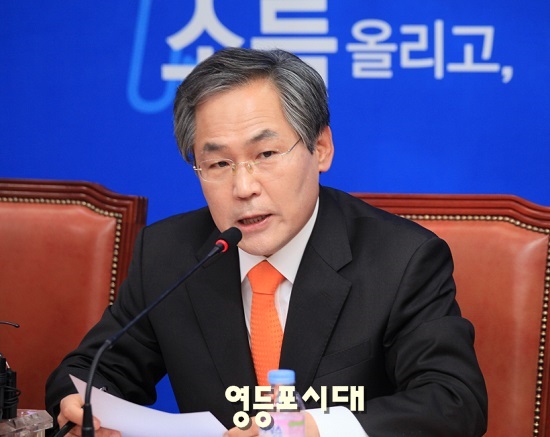 새정치민주연합 우윤근 원내대표가 9일 국회에서 기자간담회를 갖고 ‘사자방 국정조사’를 촉구했다. ⓒ안영혁 기자