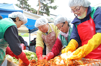 2013. 11. 22일 조길형 영등포구청장이 자원봉사자와 함께 구청 앞마당에 김장을 담그고 있다. &copy;영등포구 