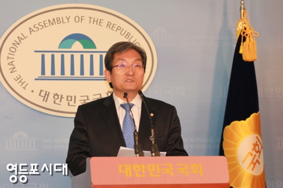 노영민 의원은 기자회견을 갖고 “MB정부의 자원외교는 1조 4,461억 원을 투자했으나 회수액은 0원이다 ”라고 주장했다.  ⓒ안영혁 기자