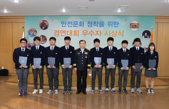 청소년 119안전뉴스 경연대회에서 최우수상을 수상한 한강미디어 고등학교 학생들이 기념촬영을 하고있다. &copy;영등포소방서 