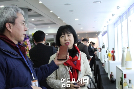 자연과 인삼 김명자 대표가 본지와의 인터뷰를 통해 국내 최초 세계최초 인삼 발효주에 관해 설명하고 있다. ⓒ안영혁 기자