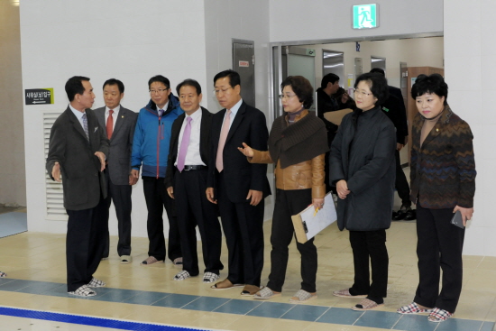 1일 오후 영등포 제2스포츠센터에 대한 현장 점검에 나선 행정위원회(위원장 김용범 사진 오른쪽 두 번째) 위원 &copy;영등포구의회