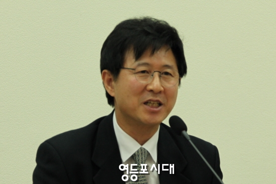 사회를 맡아 공청회를 진행한 김만흠 한국정치아카데미 원장 ⓒ안영혁 기자