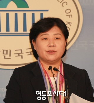 새정치민주연합 서용교 대변인이 10일 오전 국회기자실에서 현안 브리핑을 하고 있다. &copy;안영혁 기자 