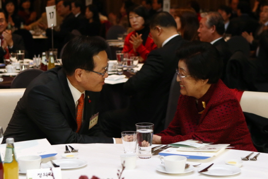 노벨평화상 수상 14주년 기념행사 공동위원장을 맡은 정의화 국회의장과 이희호 여사가 헤드테이블에 앉아 담소를 나누고 있다. (사진제공 국회)