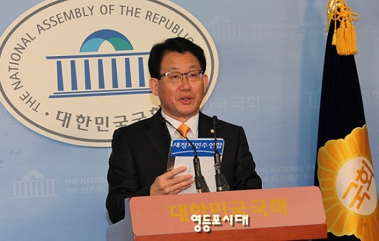 새정치민주연합 유기홍 대변인은 국회 정론관에서 갖은 현안브리핑을 통해 “새누리당에 남북 관계 개선에 대한 진정성이 있는지 의심할 수밖에 없다.”고 밝히고 있다. Ⓒ안영혁 기자