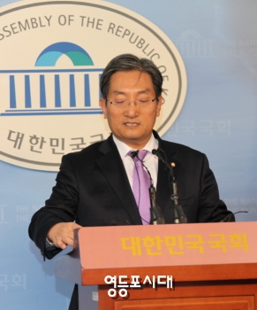 노영민 의원이 “MB정부의 해외 자원개발은 잘못된 사업”이라고 주장하고 있다. &copy;안영혁 기자