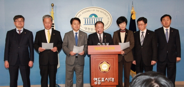 기자회견에 참석한(사진 왼쪽부터) 최원식, 유성엽, 노웅래, 강창일, 김영주, 정성호, 김관영 의원 &copy;안영혁 기자
