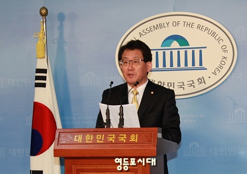 “비선 실세 국정농단 사건의 진상 규명을 위한 특검 실시”를 촉구하고 있는 새정치민주연합 유기홍 대변인 &copy;안영혁 기자 