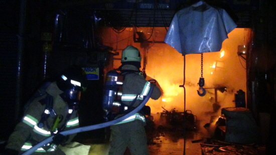 7일 새벽 문래동 도금작업장에서 발생한 화재를 진압하고 있는 영등포 소방대원 ⓒ영등포소방서 