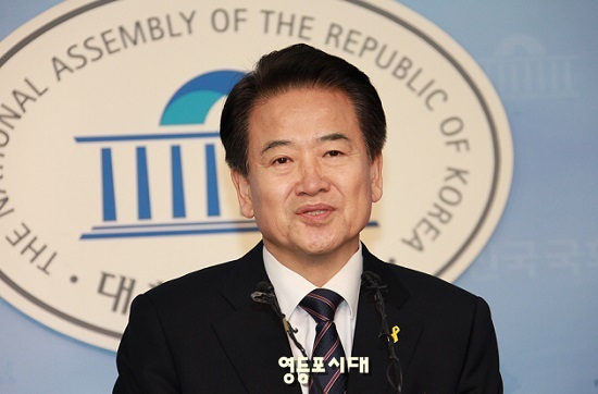 정동영 새정치민주연합 상임고문이 11일 국회 기자실에서 기자회견을 열고 새정치민주연합 탈당과 신당행을 선언하고 있다.  ⓒ안영혁 기자