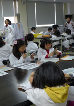 과학실험 진행 모습 &copy;서울시보건환경연구원