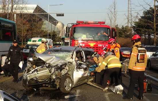 영등포 소방대원이 버스와 승용차가 충돌한 여의도 사고현장에 출동에 인명 구조작업을 하고 있다. ⓒ영등포소방서
