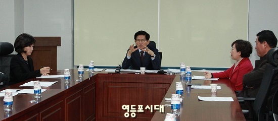 12일 김문수 새누리당 보수혁신특별위원회 위원장이 국회 의원회관 제4 간담회 실에서 보수혁신위 특별위원회를 개최하고 있다. 