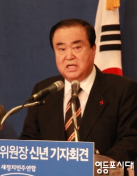 새정치민주연합 문희상 비대위원장이 13일 신년기자회견을 열고 “국정쇄신의 요체는 인적 쇄신이다”다고 강조하고 있다. &copy;안영혁 기자