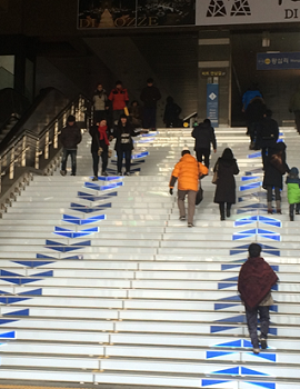 왕십리역에 설치되어 운영되고 있는 '기부하는 건강 계단' &copy;서울시 
