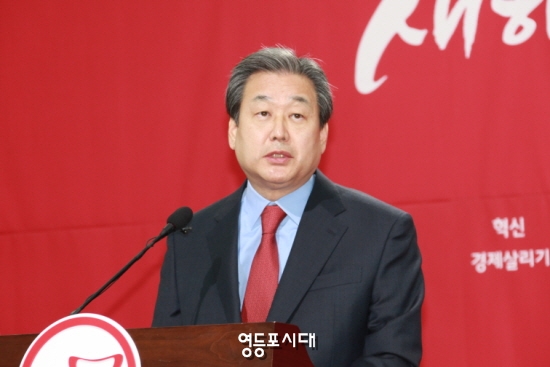 김무성 새누리당 대표가 신년 기자회견을 열고 “새누리당의 보수혁신방안은 갈 길이 머나 혁신을 포기하거나 늦추지 않을 것이다”고 밝히고 있다. &copy;안영혁 기자 