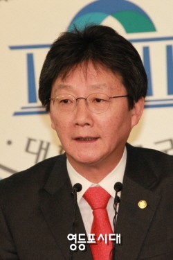 유승민 의원이 원내대표 출마선언을 통해 “새누리당 당헌 제8조가 정한 '당과 대통령의 관계'에 가장 충실한 원내대표가 되겠다”고 밝혔다. &copy;안영혁 기자 