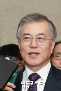 문재인 의원은 27일 국회에서 기자회견을 열고 “청와대 및 내각과 경제팀의 전면 퇴진”을 요구했다. ⓒ안영혁 기자 