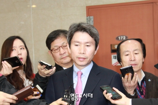 기자회견을 마치고 기자회견장을 나서는 이인영 후보에게 기자들이 전대의 전망에 관해 묻고 있다. &copy;안영혁 기자 