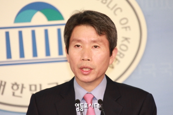 이인영 의원이 국회 기자실에서 “비정규직은 줄이고 사내유보금은 풀고 조세정의는 세우는, 새로운 줄푸세의 시대로 가야 한다”고 밝히고 있다. &copy;안영혁 기자