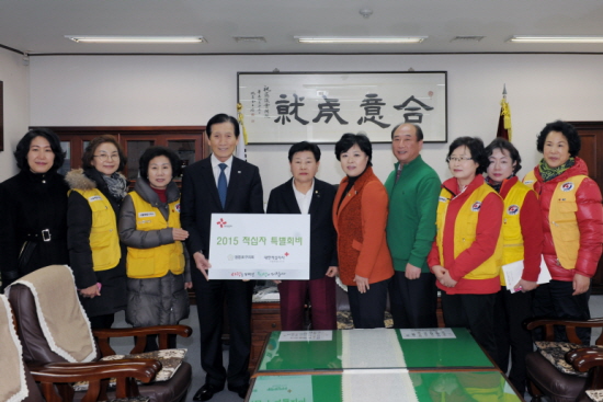 영등포구의회 박정자 의장, 윤준용 부의장 정선희 운영위원장이 적십자 특별회비를 전달 하고 있다. &copy;영등포구의회 